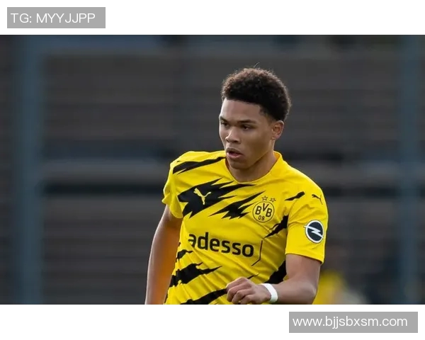 哈维西蒙斯的足球之路：从青训新星到职业赛场的璀璨崛起